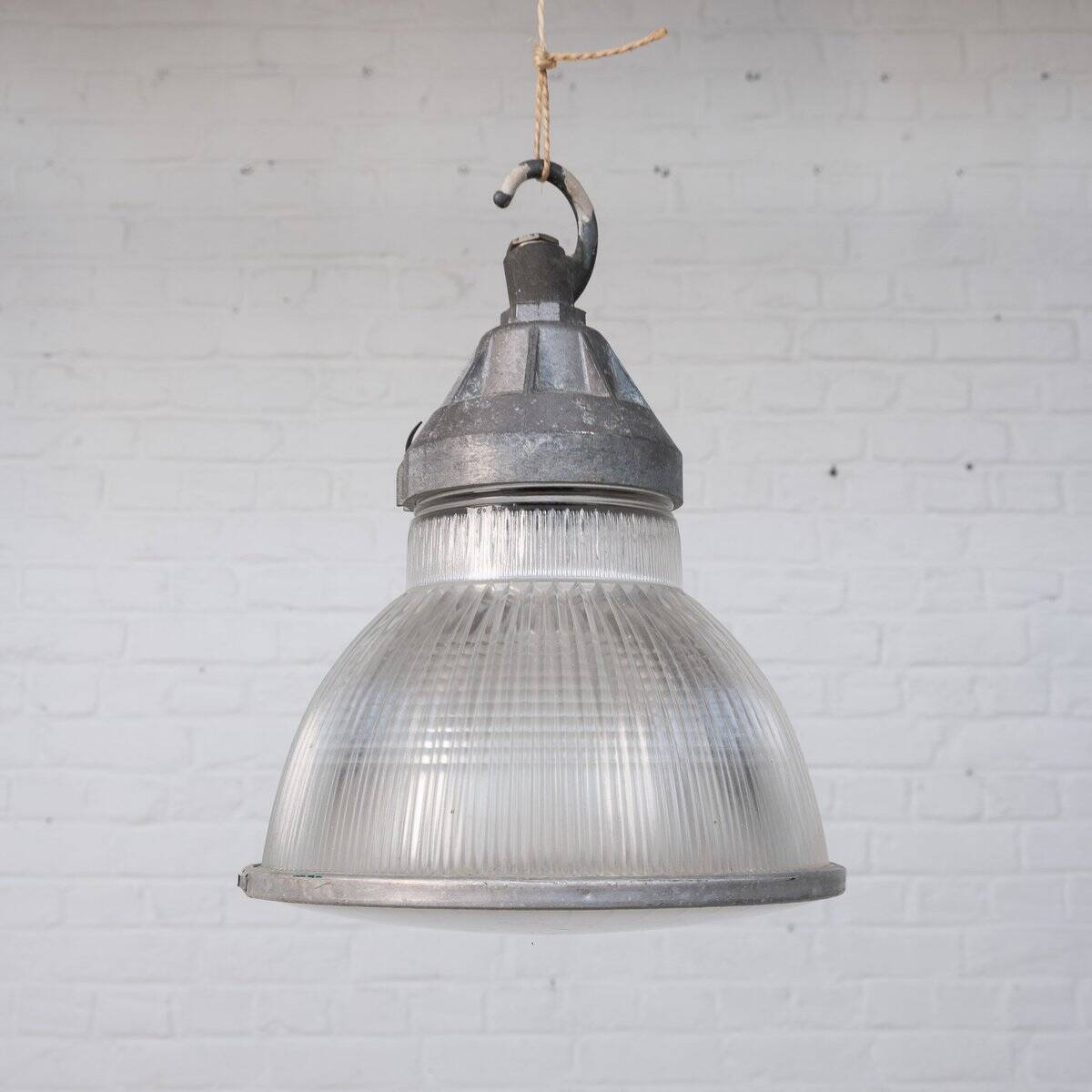 Luminaires suspendus Holophane, 1950, ensemble de 2