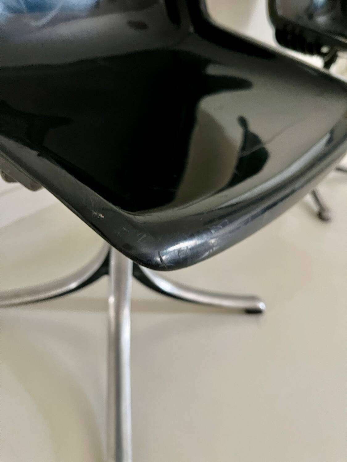 Paire de chaises pivotantes « Modus » d’Osvaldo Borsani