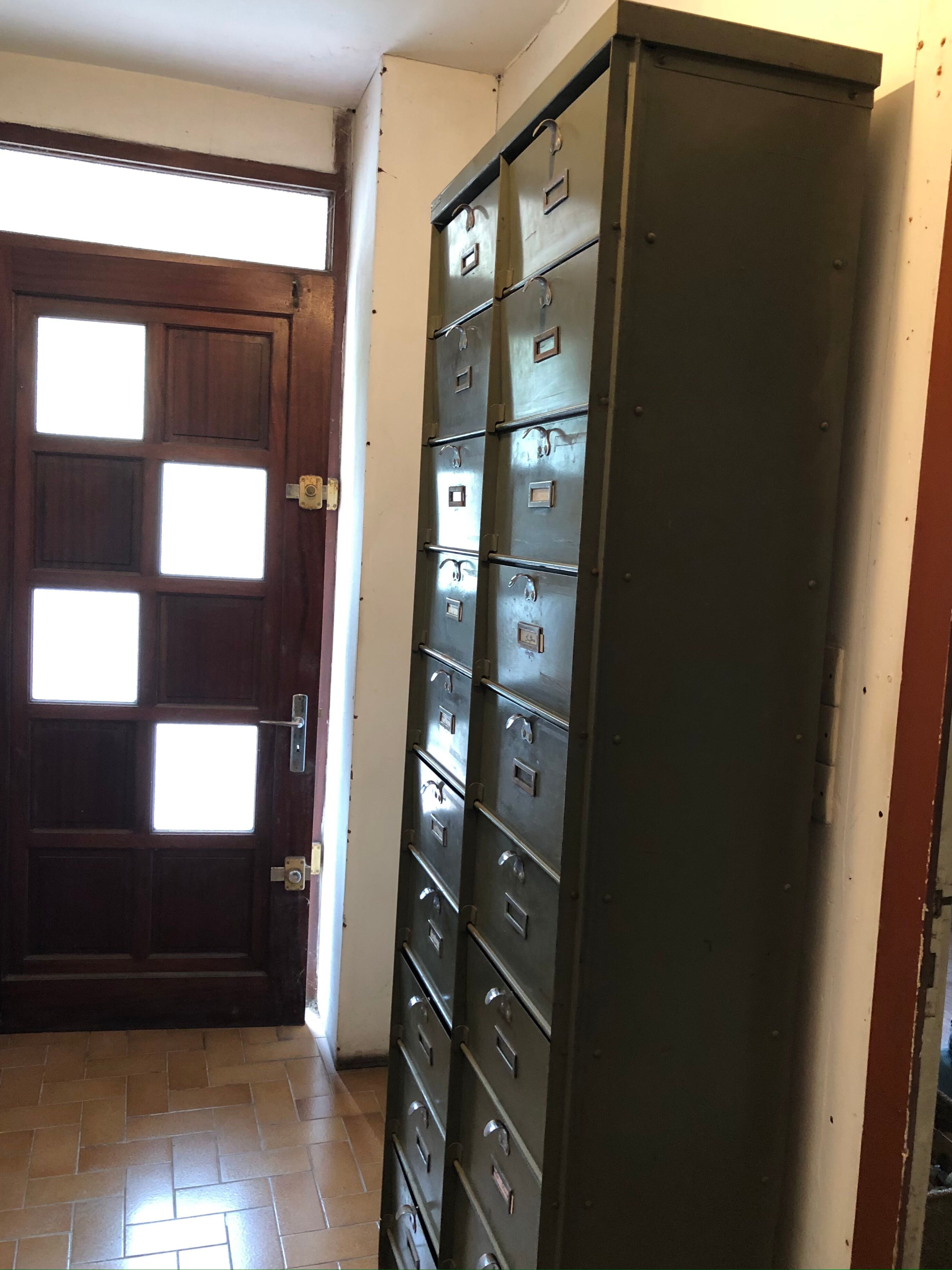Industrial locker cabinet with valves