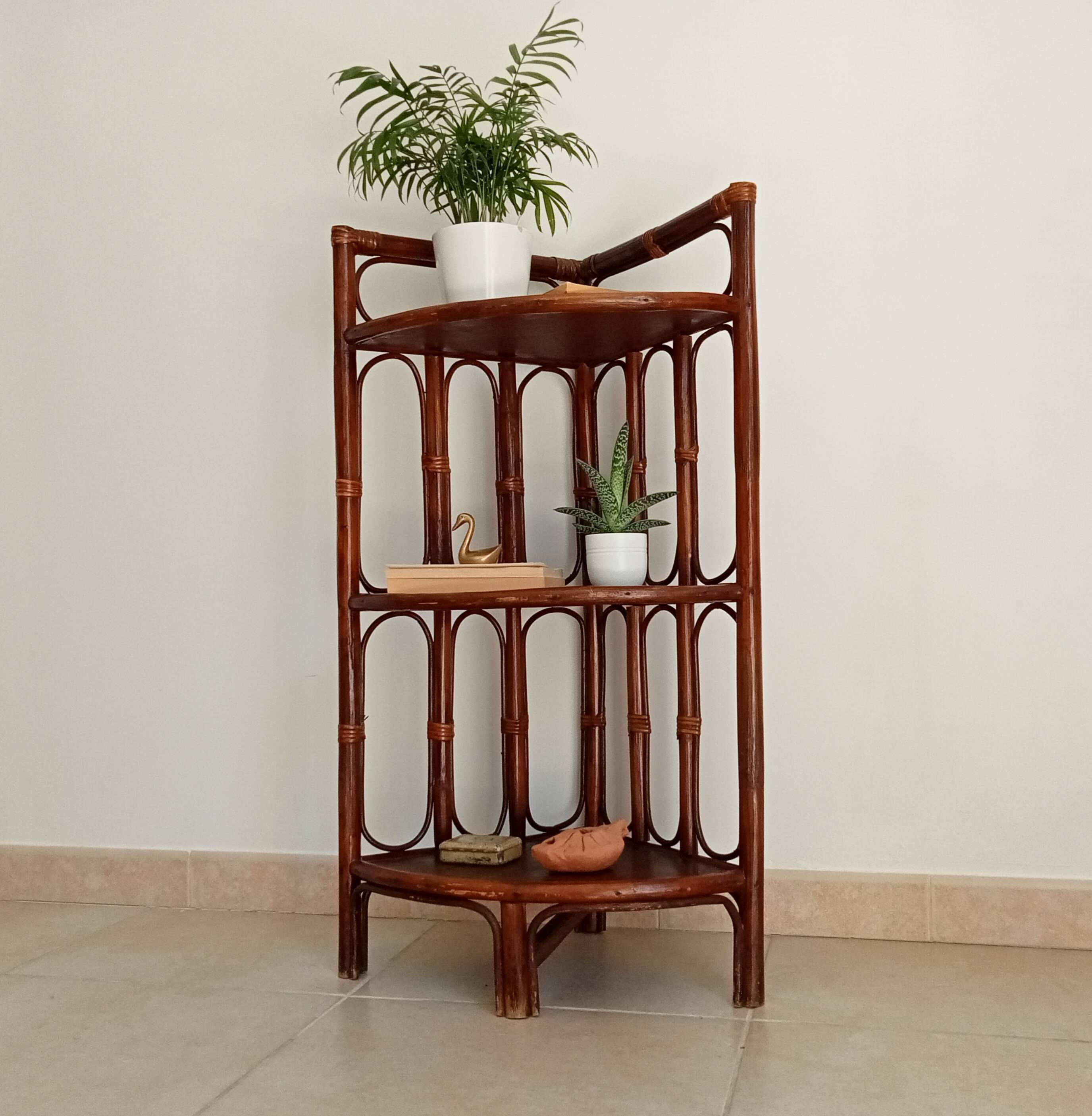 Étagère d' angle vintage bambou et rotin années 70