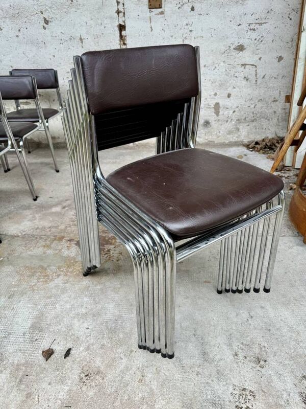 Serie de 42 chaises civic annee 1970 empilables chrome et skaï