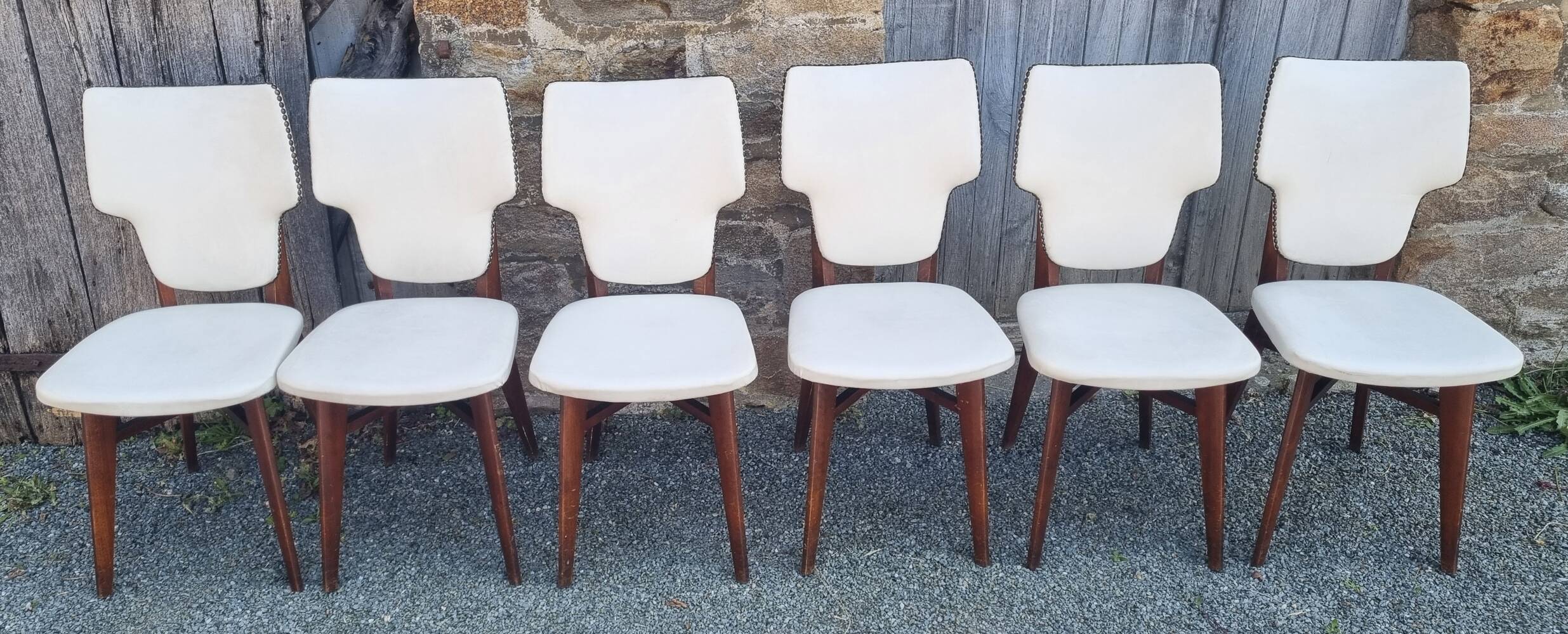 Lot de 6 chaises de salle à manger, bois et skaï blanc clouté, vintage, années 50