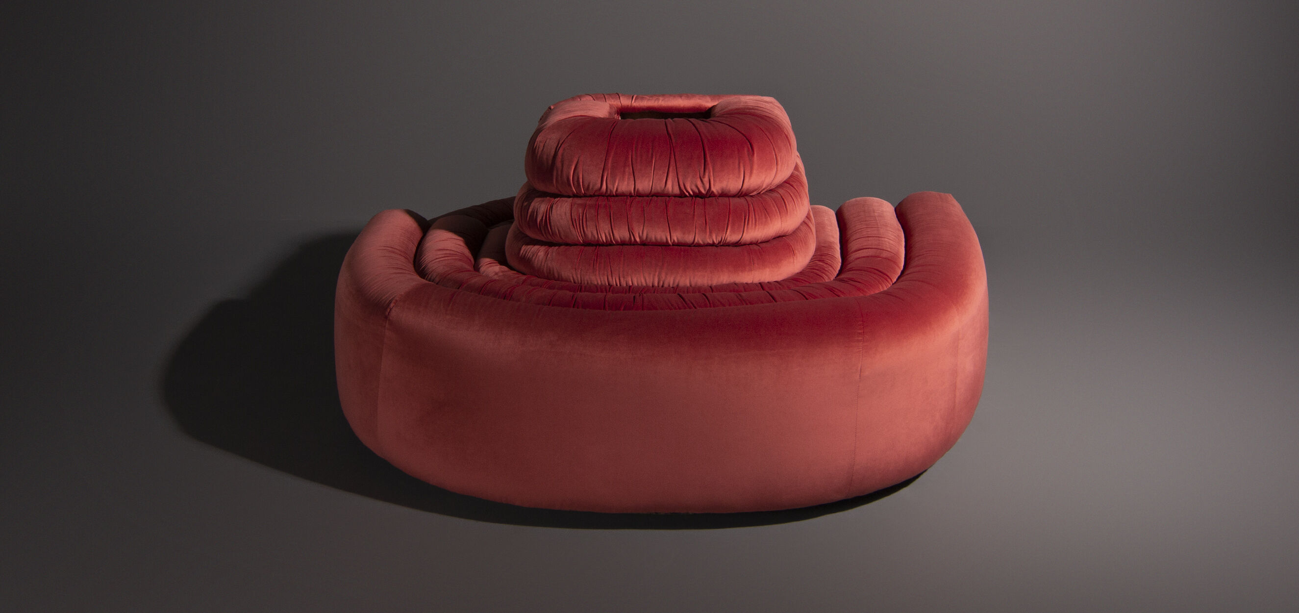 Italian design round sofa in pink velvet