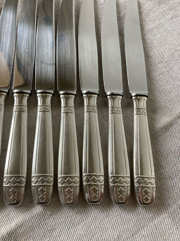 12 couteaux de table, métal argenté, Grand Prix de Monaco
