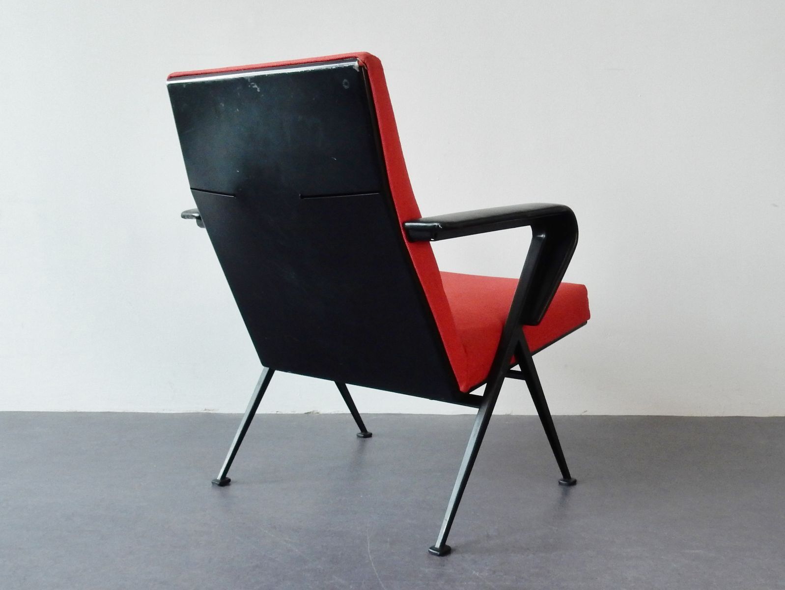 Model chair resting by Friso Kramer for Ahrend de Cirkel 1965