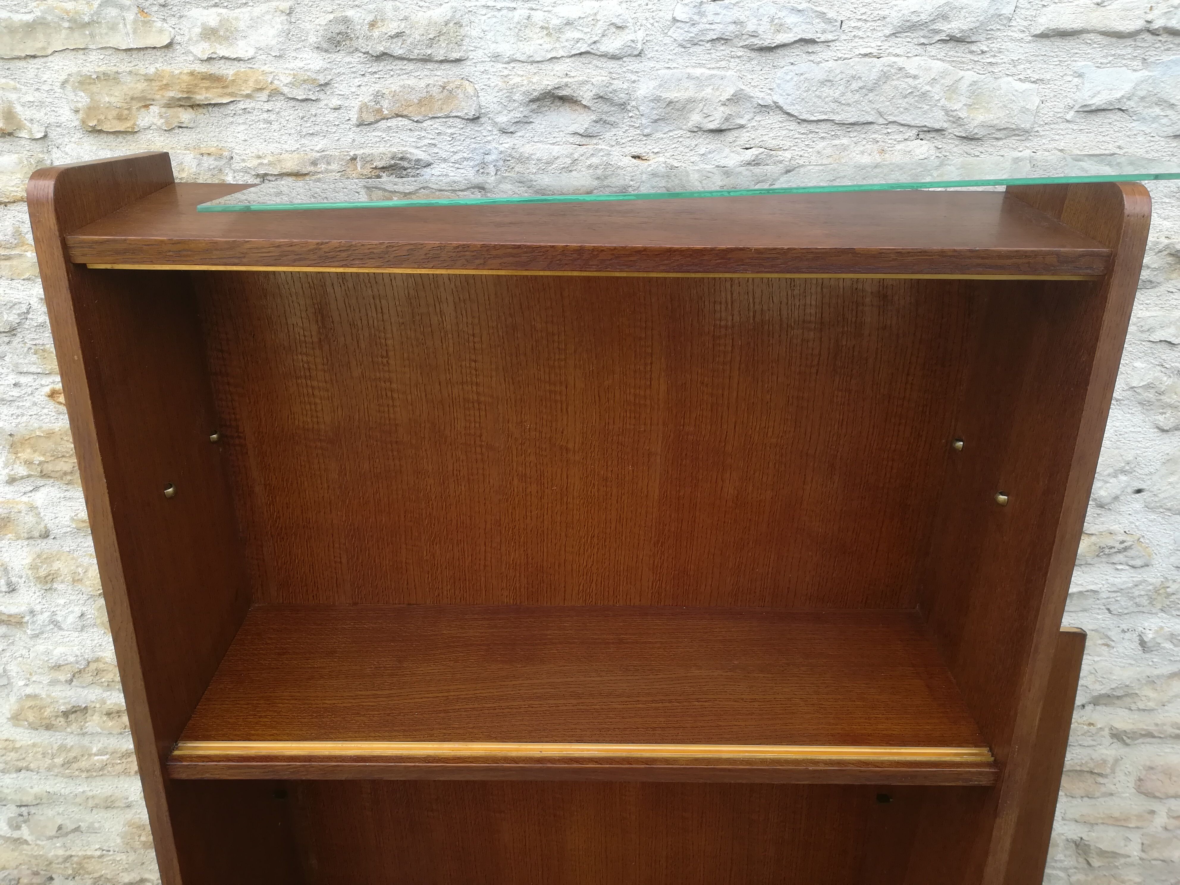 Vintage showcase library