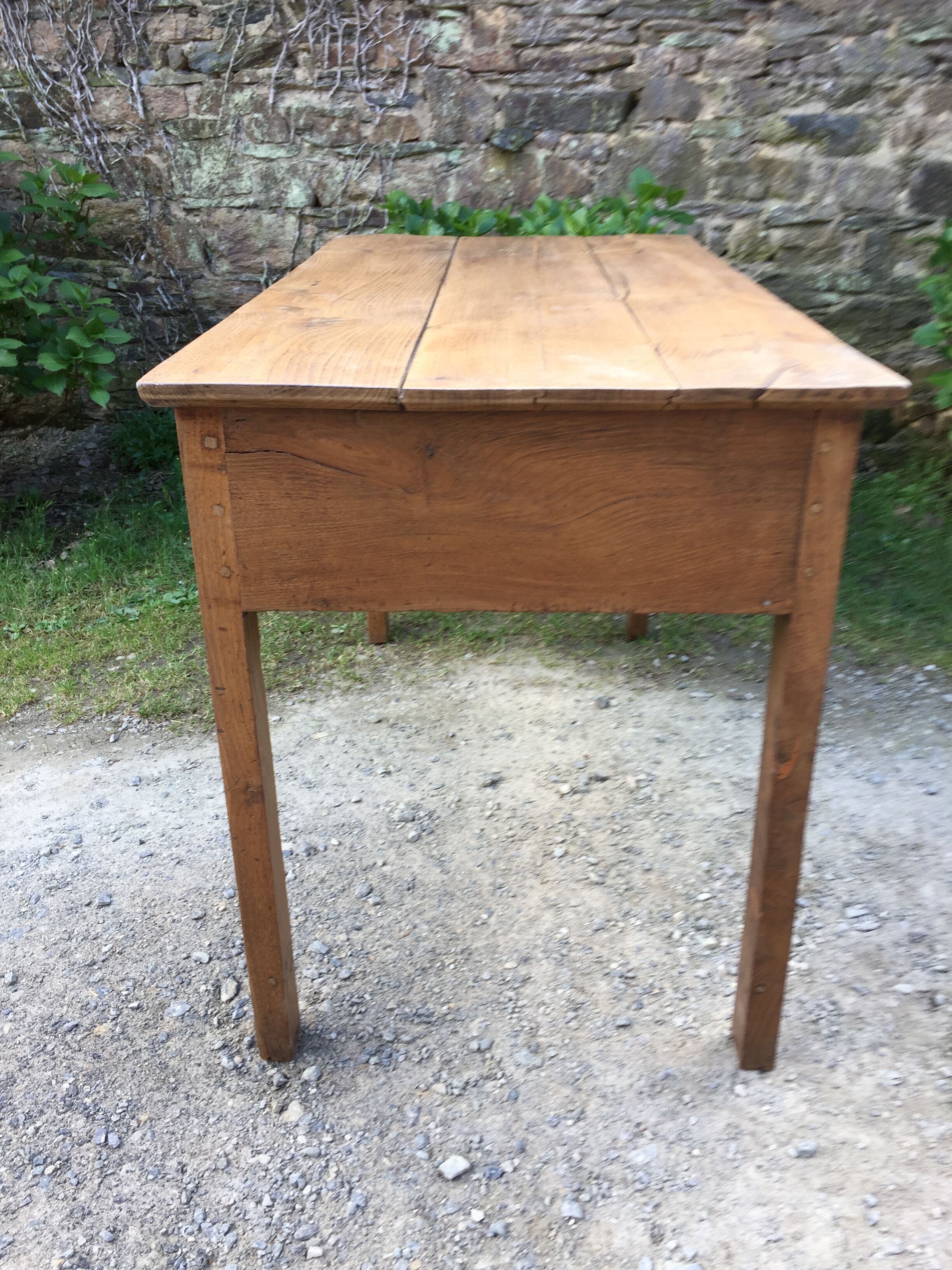 Farm table of the country Brièron (South Brittany) old with 2 drawers in chestnut.