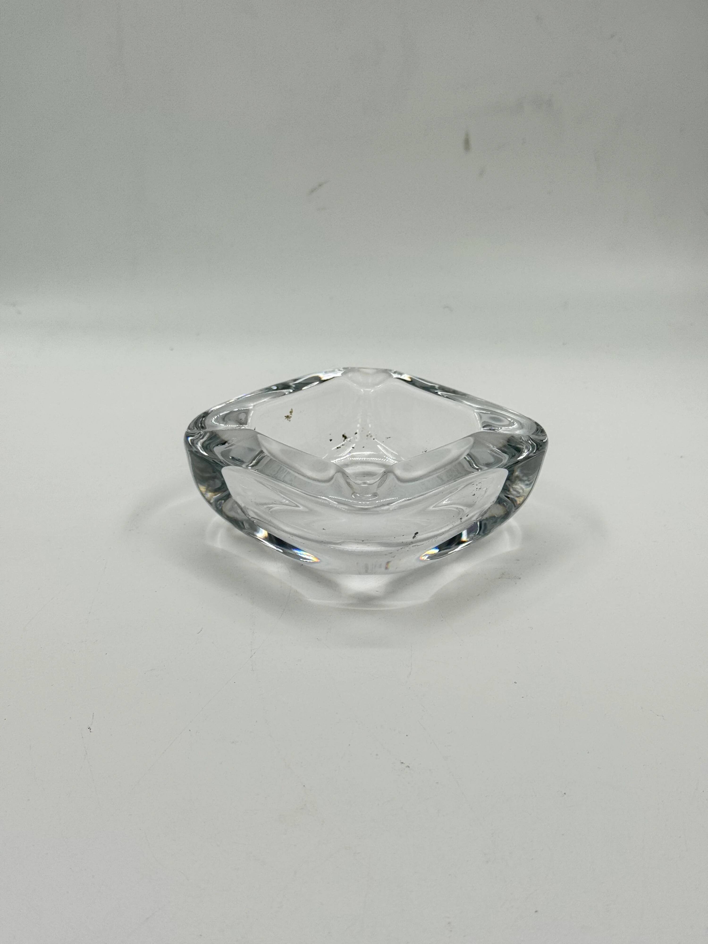 Cendrier vintage en verre pressé à coins facettés, forme carrée