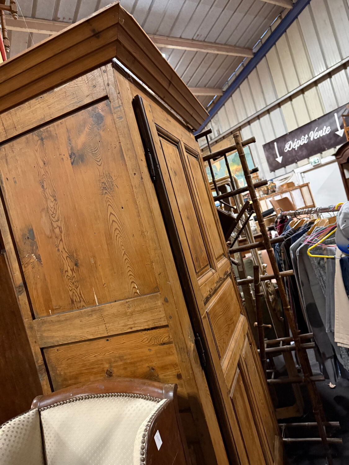 White wooden bonnetière