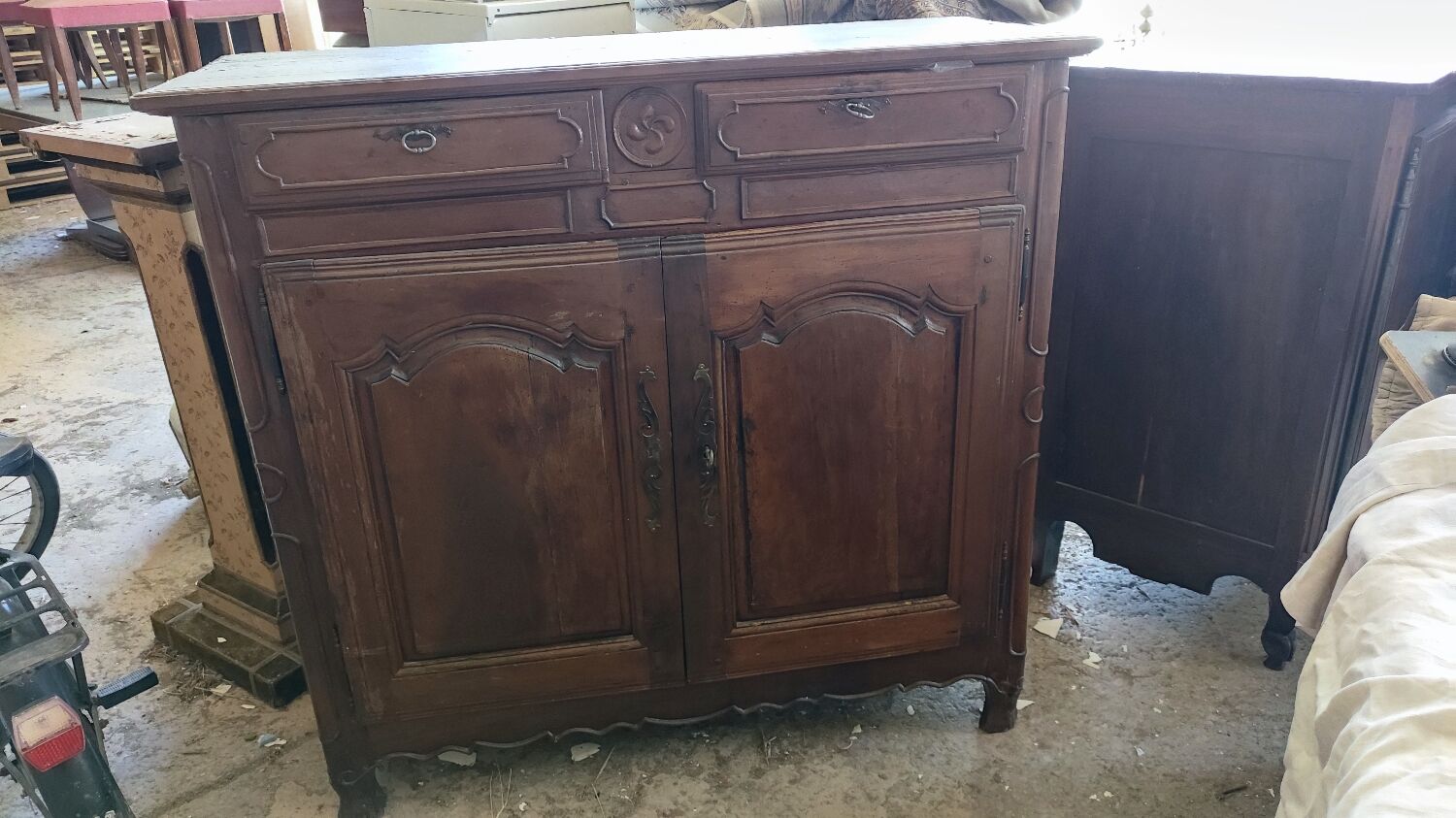 Sideboard with 2 doors and 2 drawers in walnut, 18th