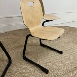 Chaise enfant appui sur table