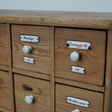 Armoire d'apothicaire allemande antique en pin avec boucliers en émail, années 1900