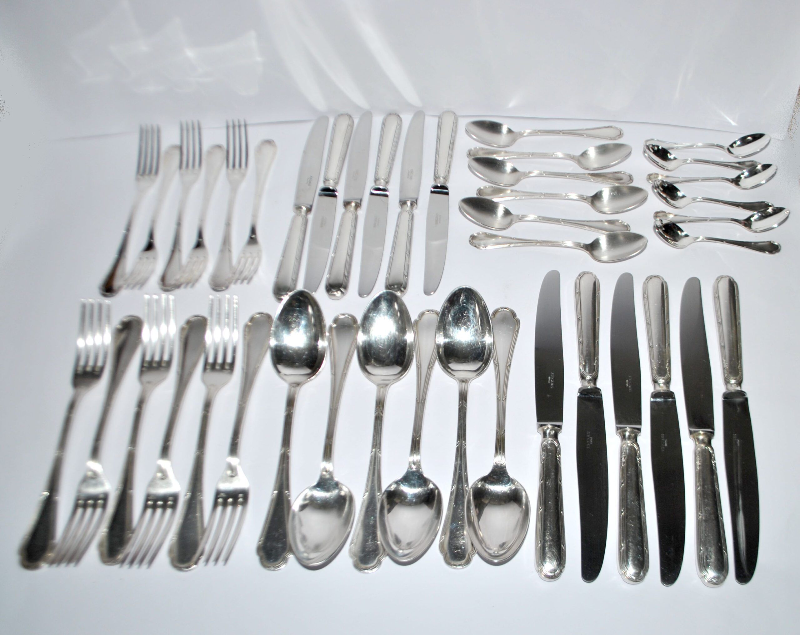 Ercuis trianon silver-plated cutlery set – 42-piece tableware with crossed ribbon design