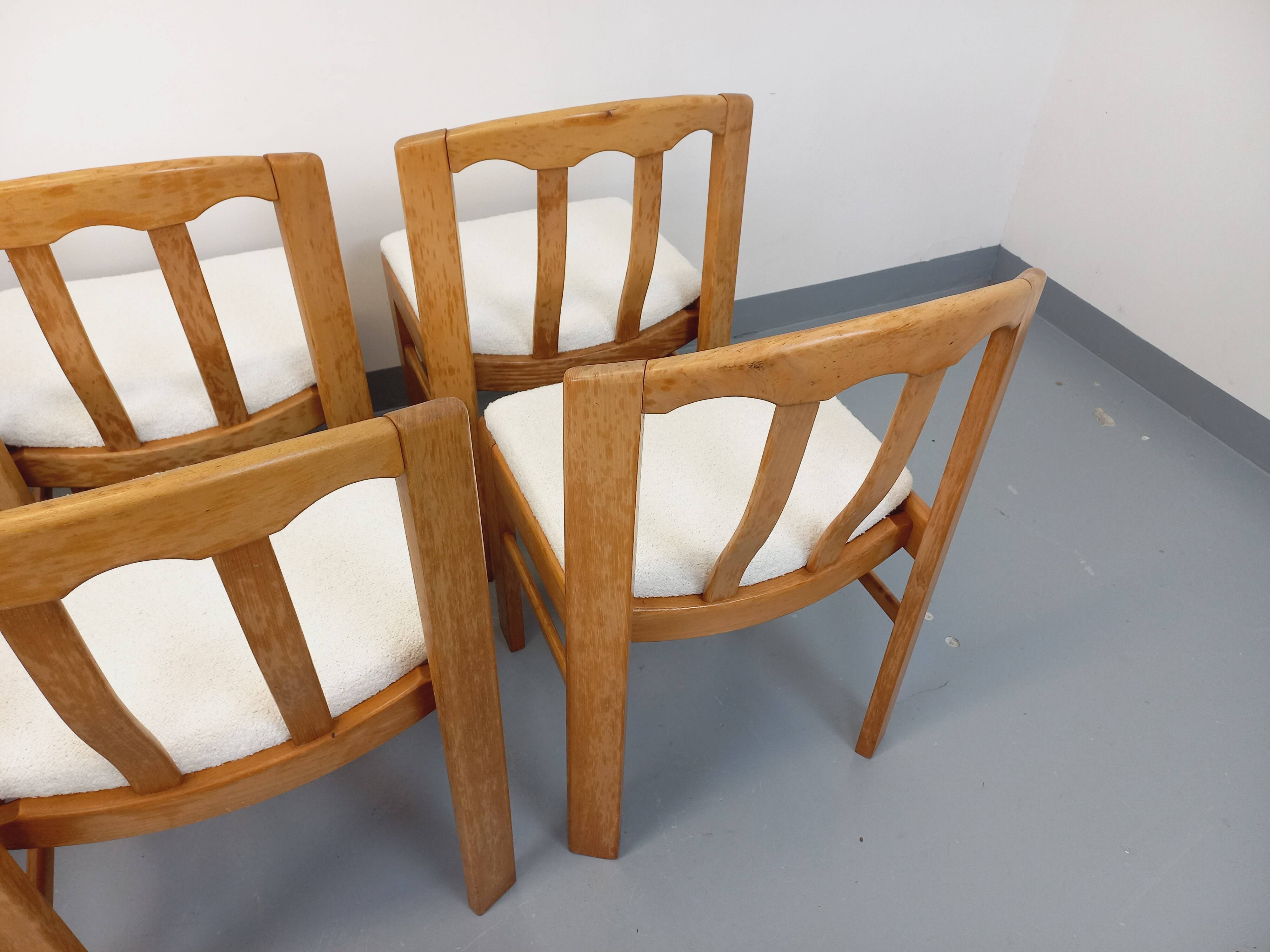 Set of 6 vintage chairs in elm wood and bouclé fabric from the 70s