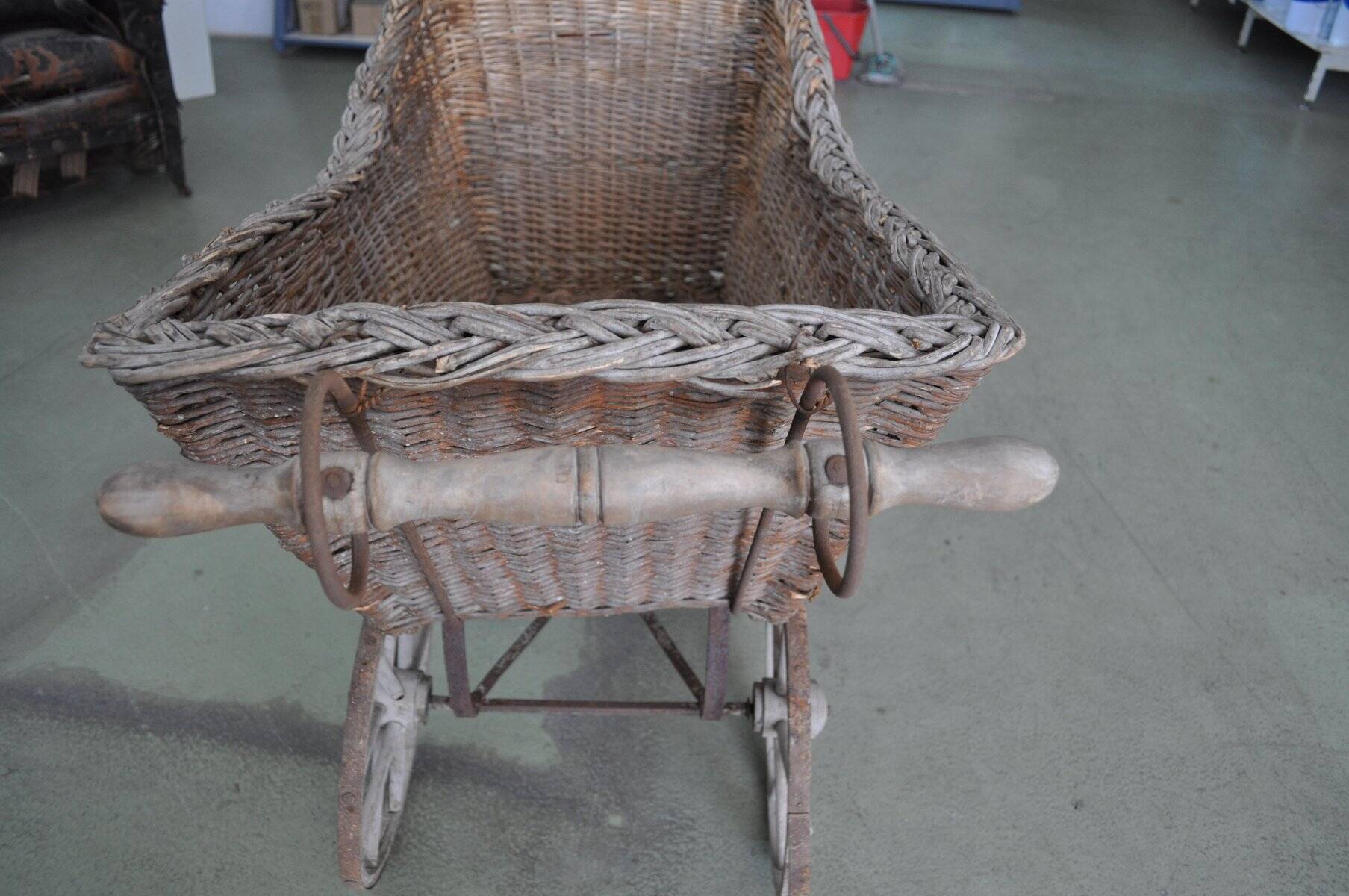 Landau vintage in wicker and brown wood, 1930s, large wheels and metal structure.