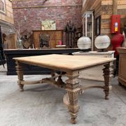 Table atypique fin XIXème