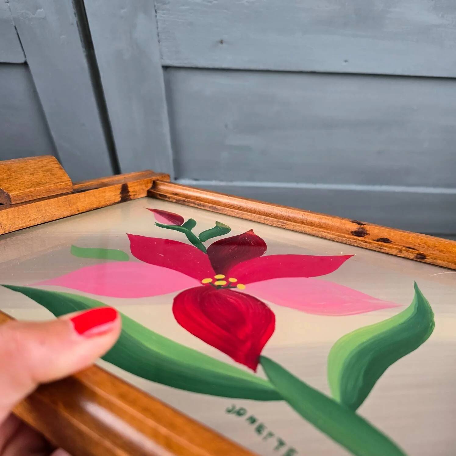 Vintage wooden and glass platter hand-painted – Stylised flower signed Janette