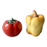 Salière et poivrière en barbotine, forme poivron et tomate