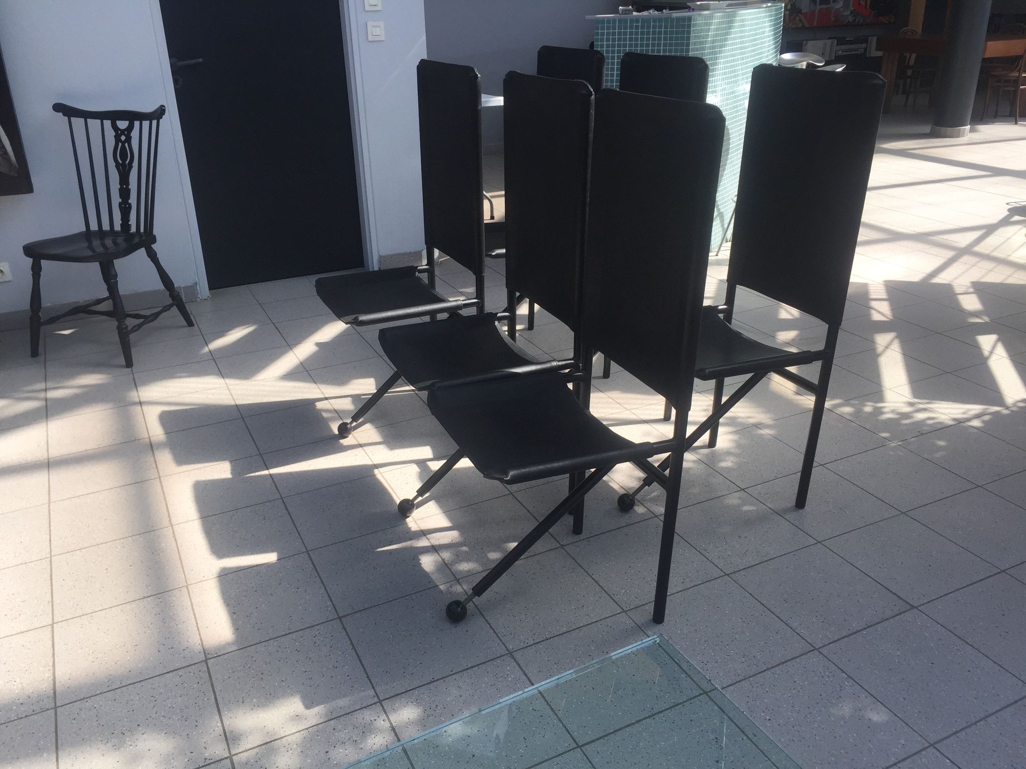 Set of 6 dining room chairs with tripod legs in grained leather and metal 1970