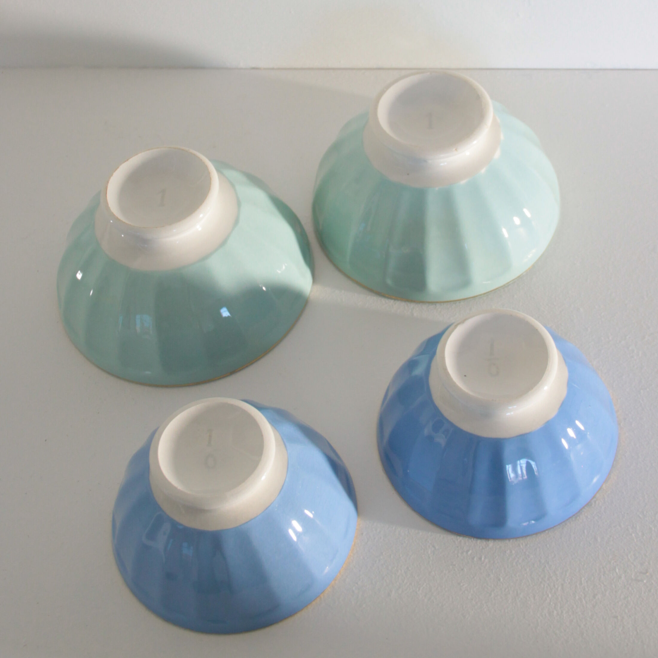 Set of 4 ceramic bowls