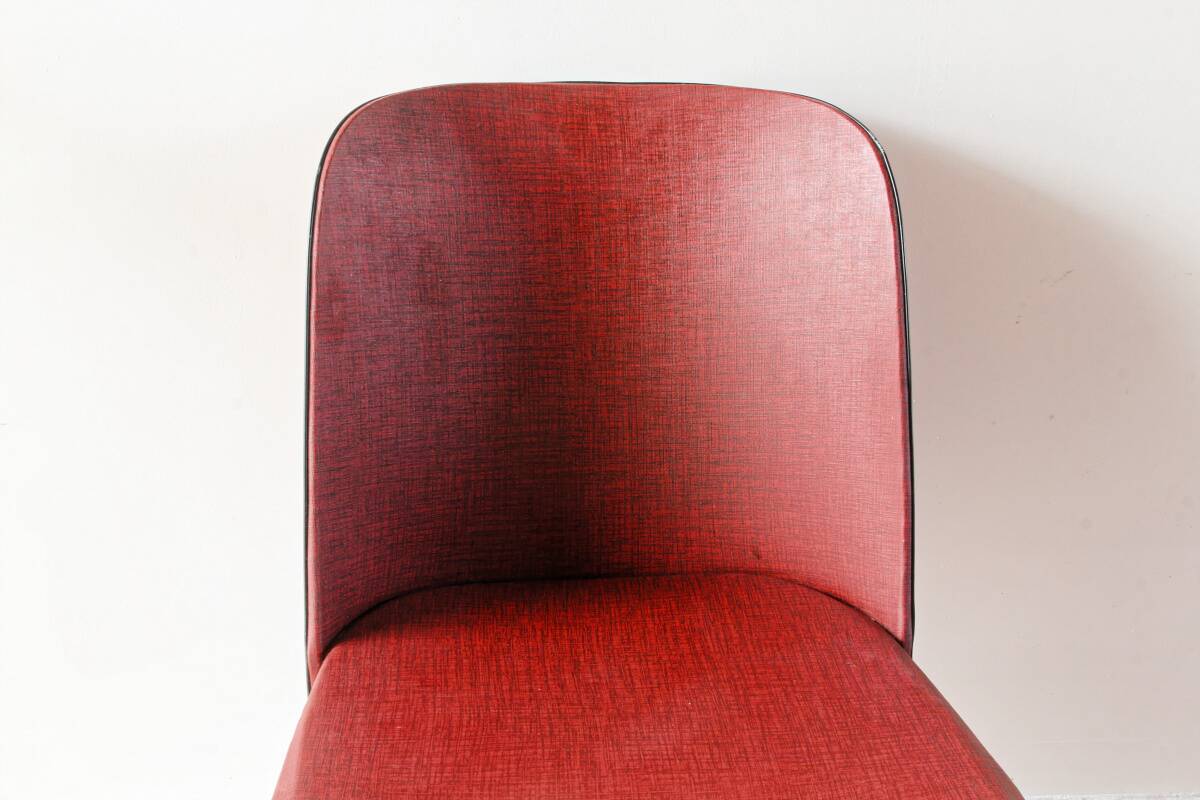 Chaise en skai rouge, pieds compas, années 60