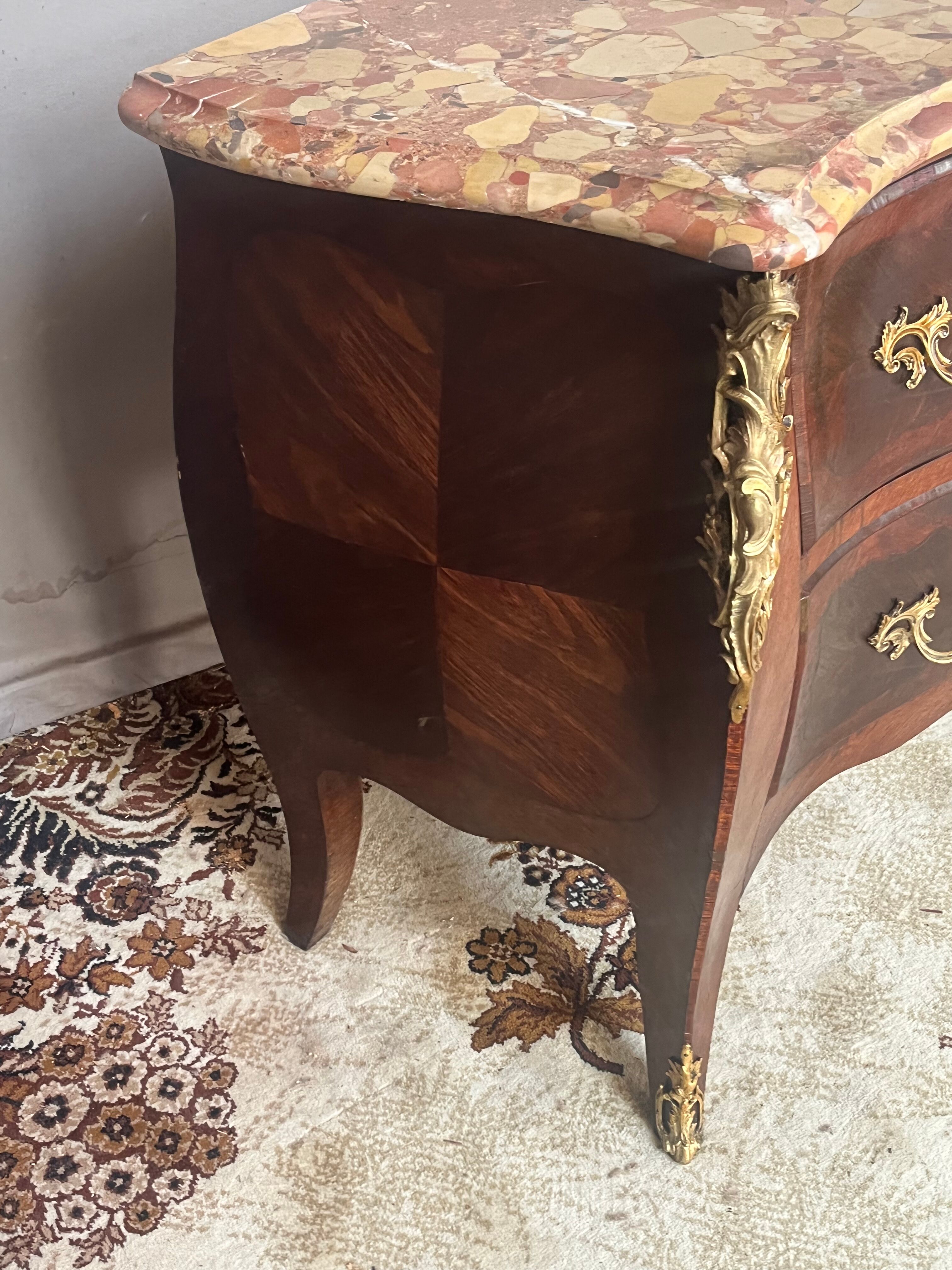 Curved rosewood chest of drawers from the Napoleon III period