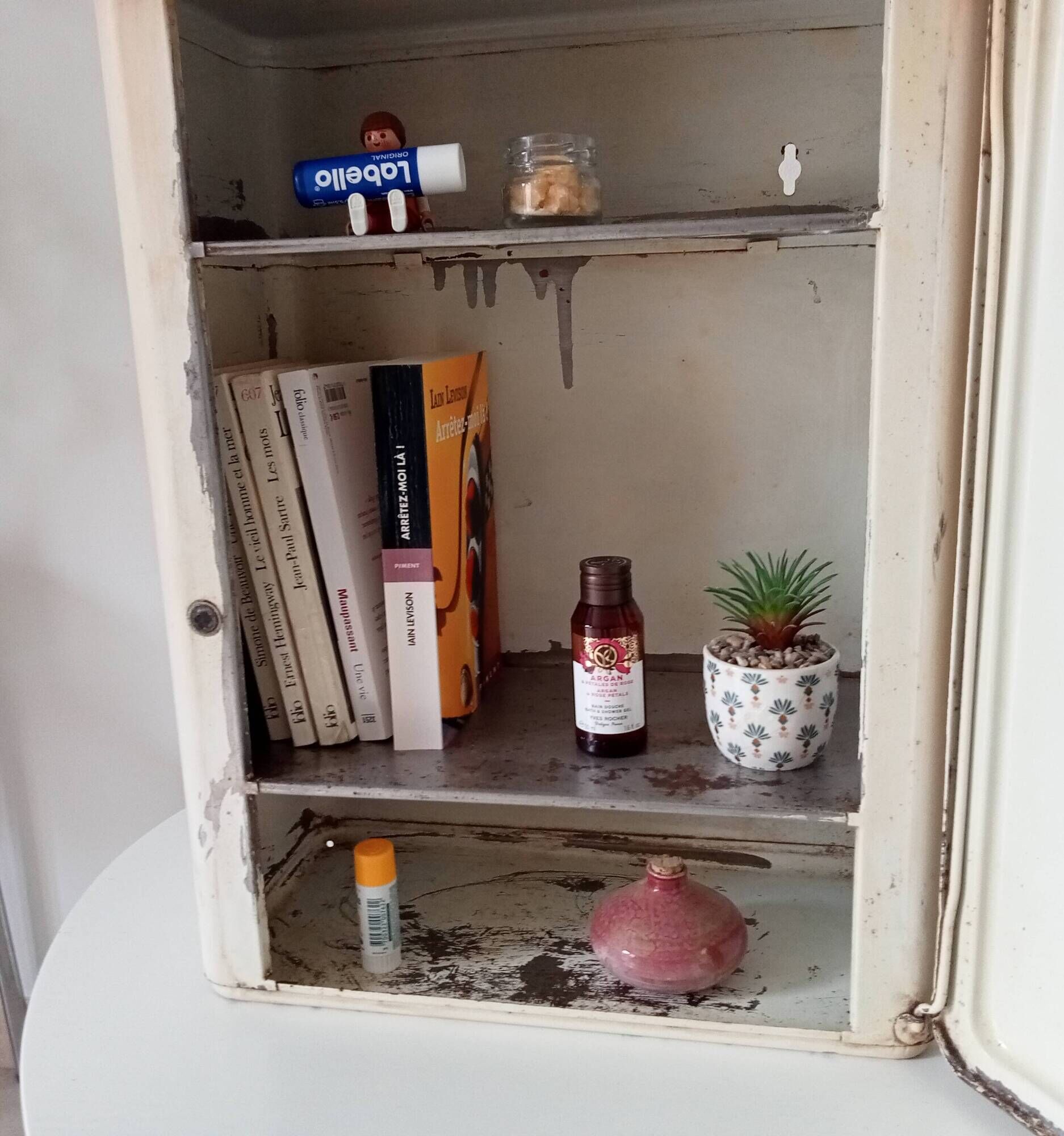 Vintage metal medicine cabinet from the 50s/60s