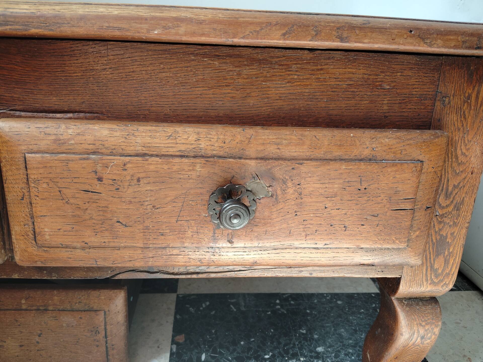 Rustic oak coffee table – Apothecary spirit – 19th century