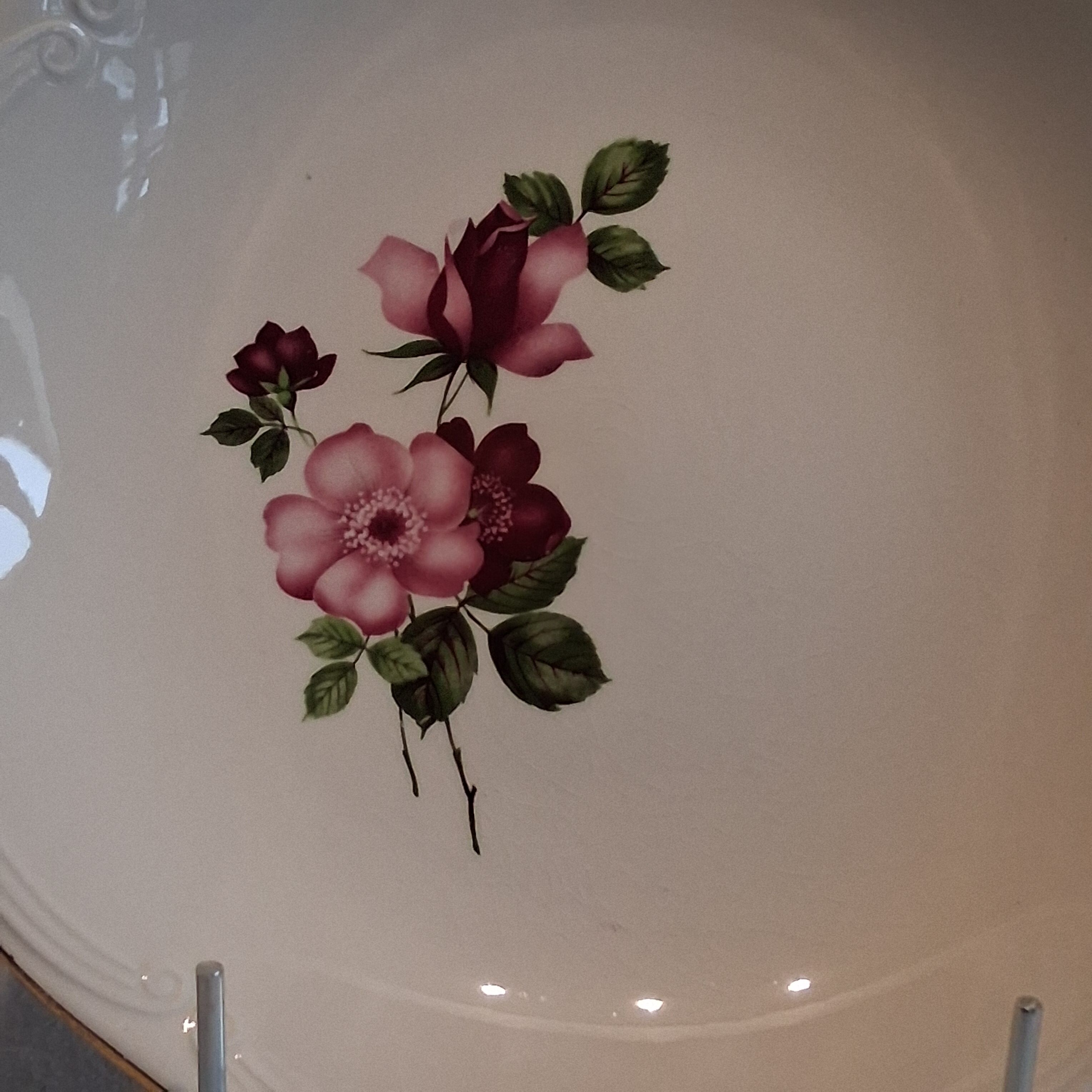 Very nice round serving dish from Gien model "Chinon" in very good condition.