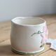 Petit cache-pot vintage en barbotine à décor de fleur rose