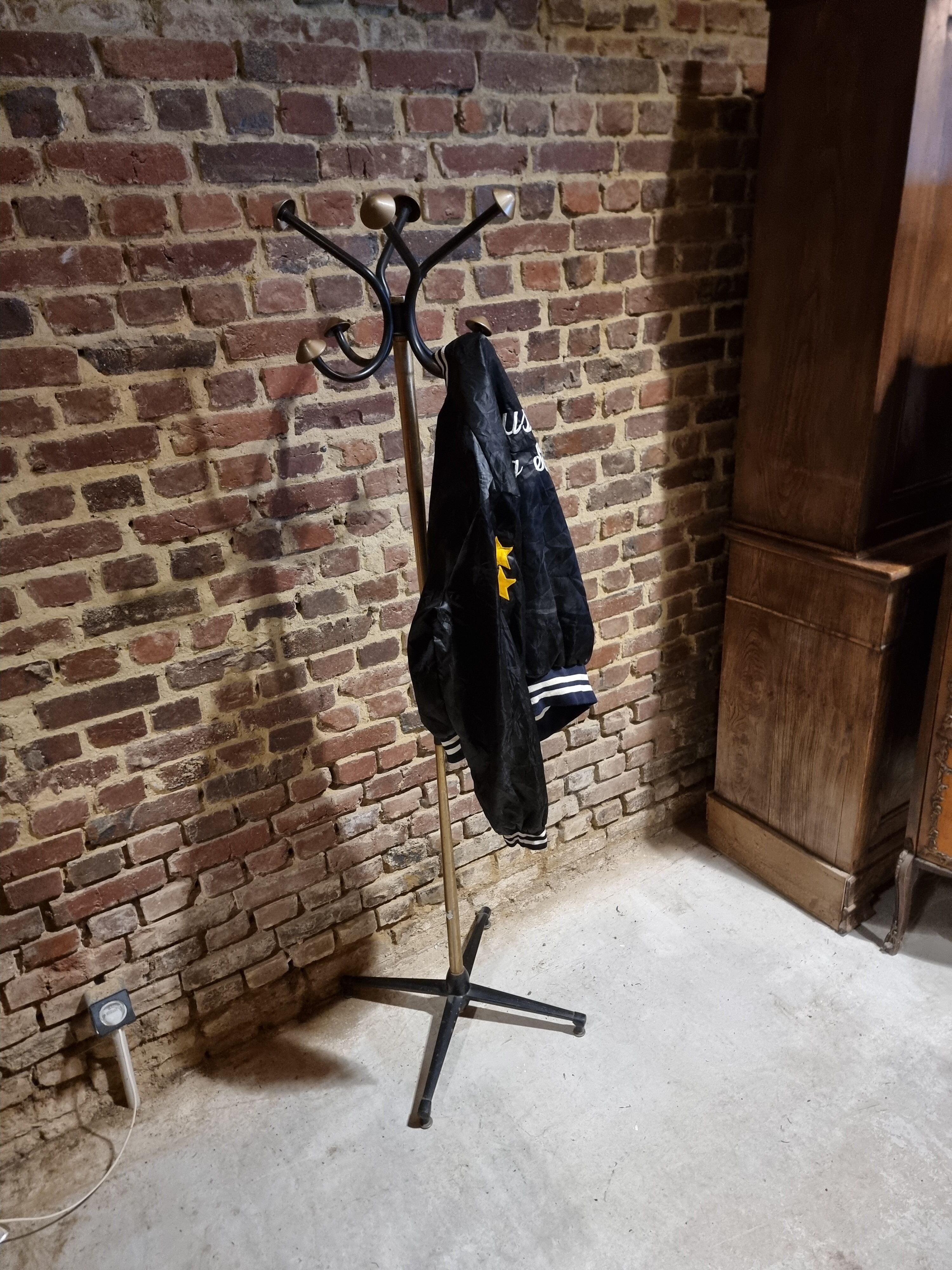 Swivel coat rack