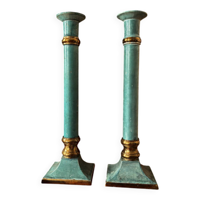 Paire de grands bougeoirs anciens en laiton patiné turquoise – 27 cm