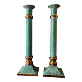Paire de grands bougeoirs anciens en laiton patiné turquoise – 27 cm