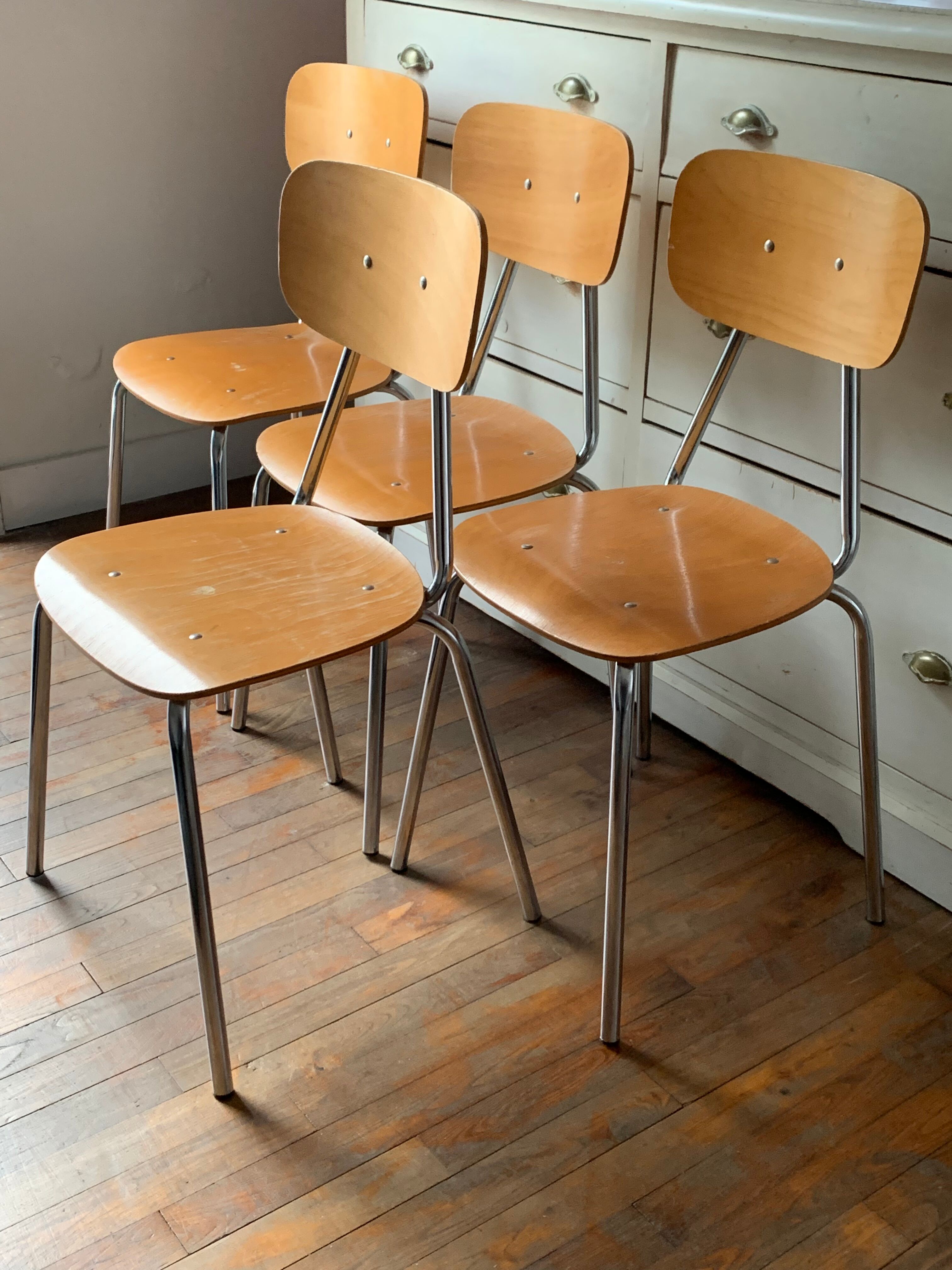 Chaises vintage en bois et chrome