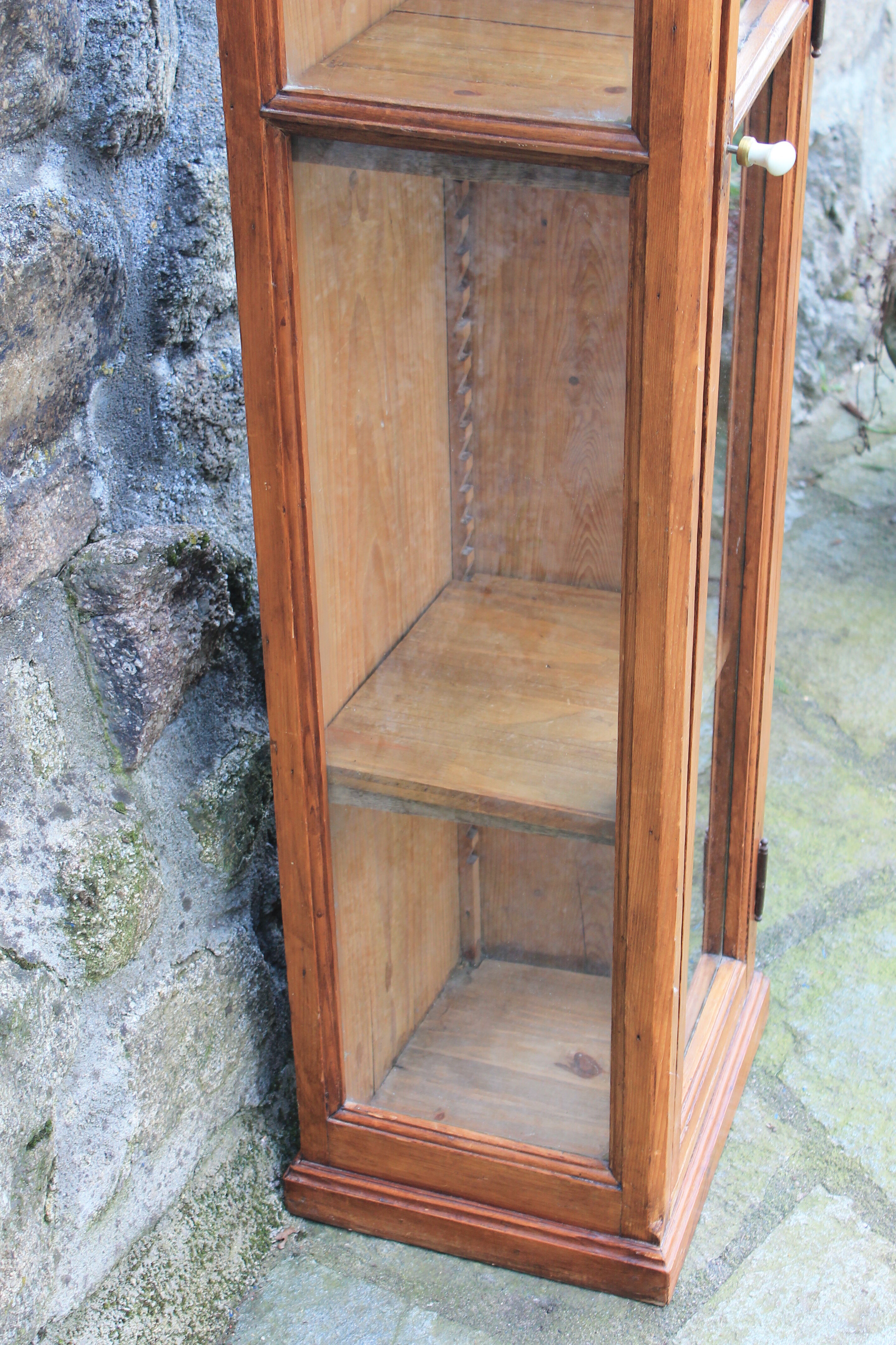 Corner store showcase