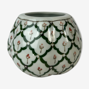 Green brace patterned pot