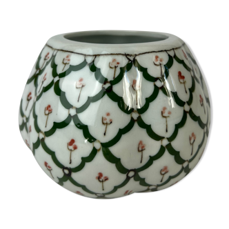 Green brace patterned pot