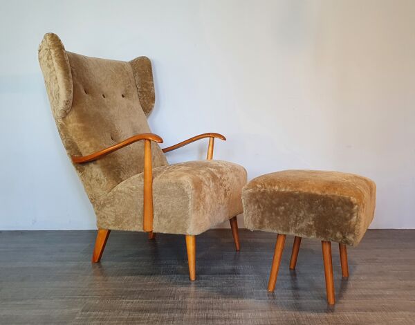 Fauteuil Wing norvégien en peau de mouton avec ottomane 1950