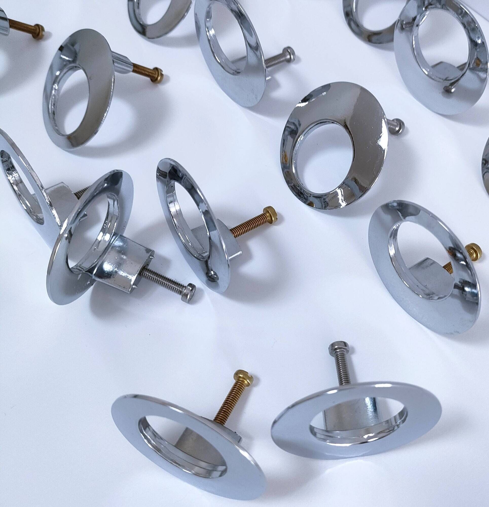 Lot de 18 boutons de meuble métal chromé design années 70