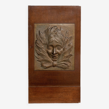 Plaque Art déco visage de femme cubisant 1930 porte en bois