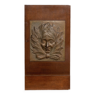 Plaque Art déco visage de femme cubisant 1930 porte en bois