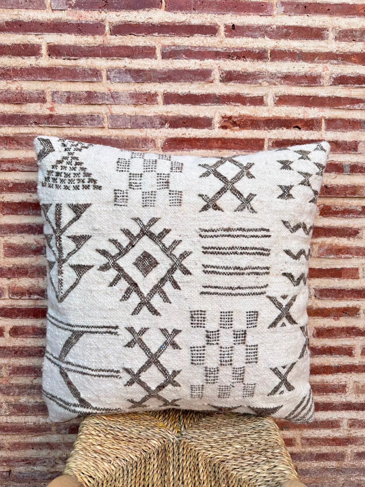 Handmade Berber wool cushion: Moroccan Kilim cushion (45x45cm)