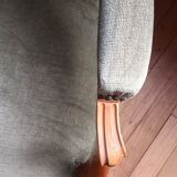 Fauteuil voltaire et un repose pieds