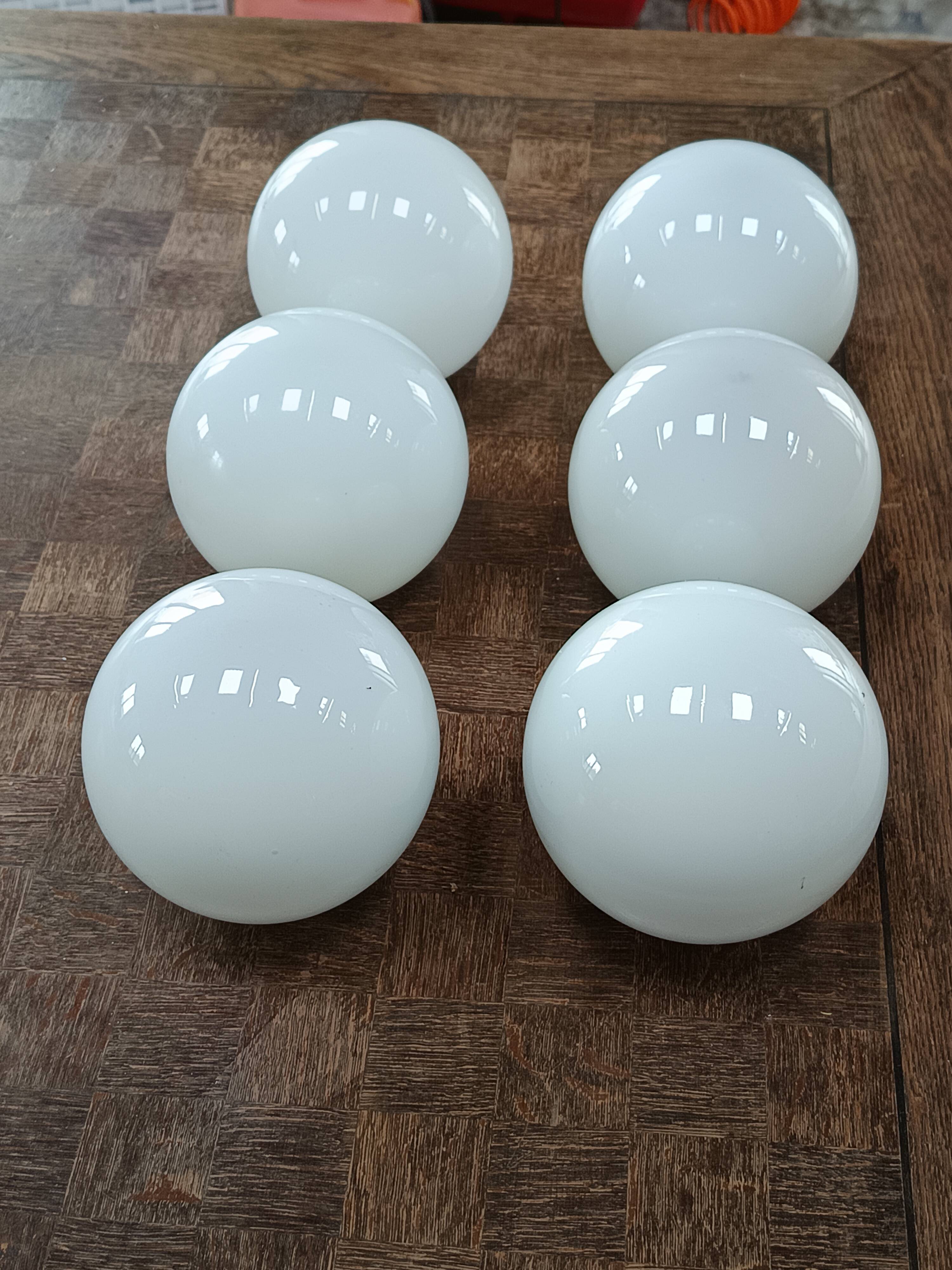 Lot de 6 globes anciens en opaline blanche