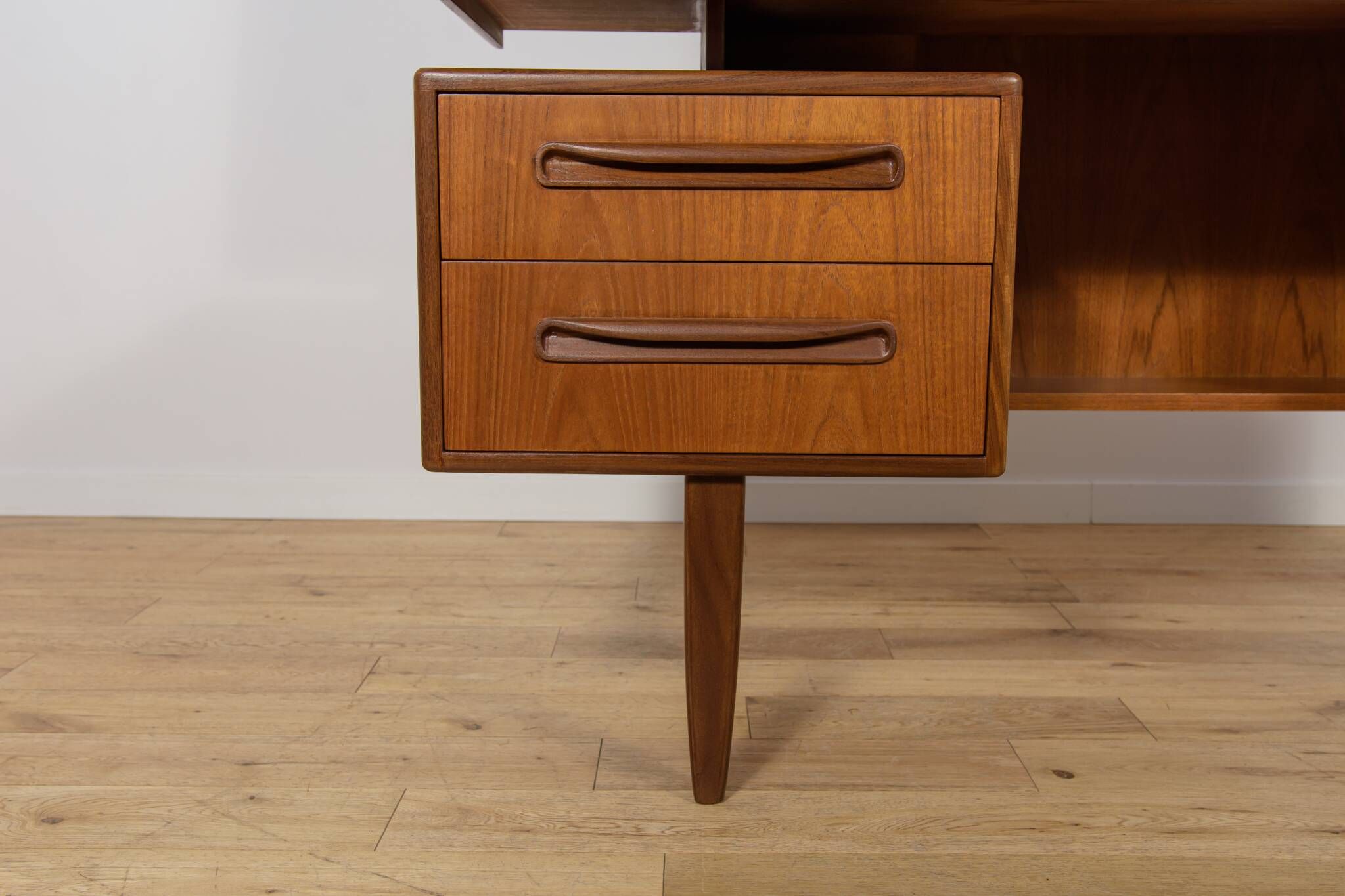 Table de maquillage en teck du milieu du siècle par Victor Wilkins pour G-Plan, Royaume-Uni, années 1960.
