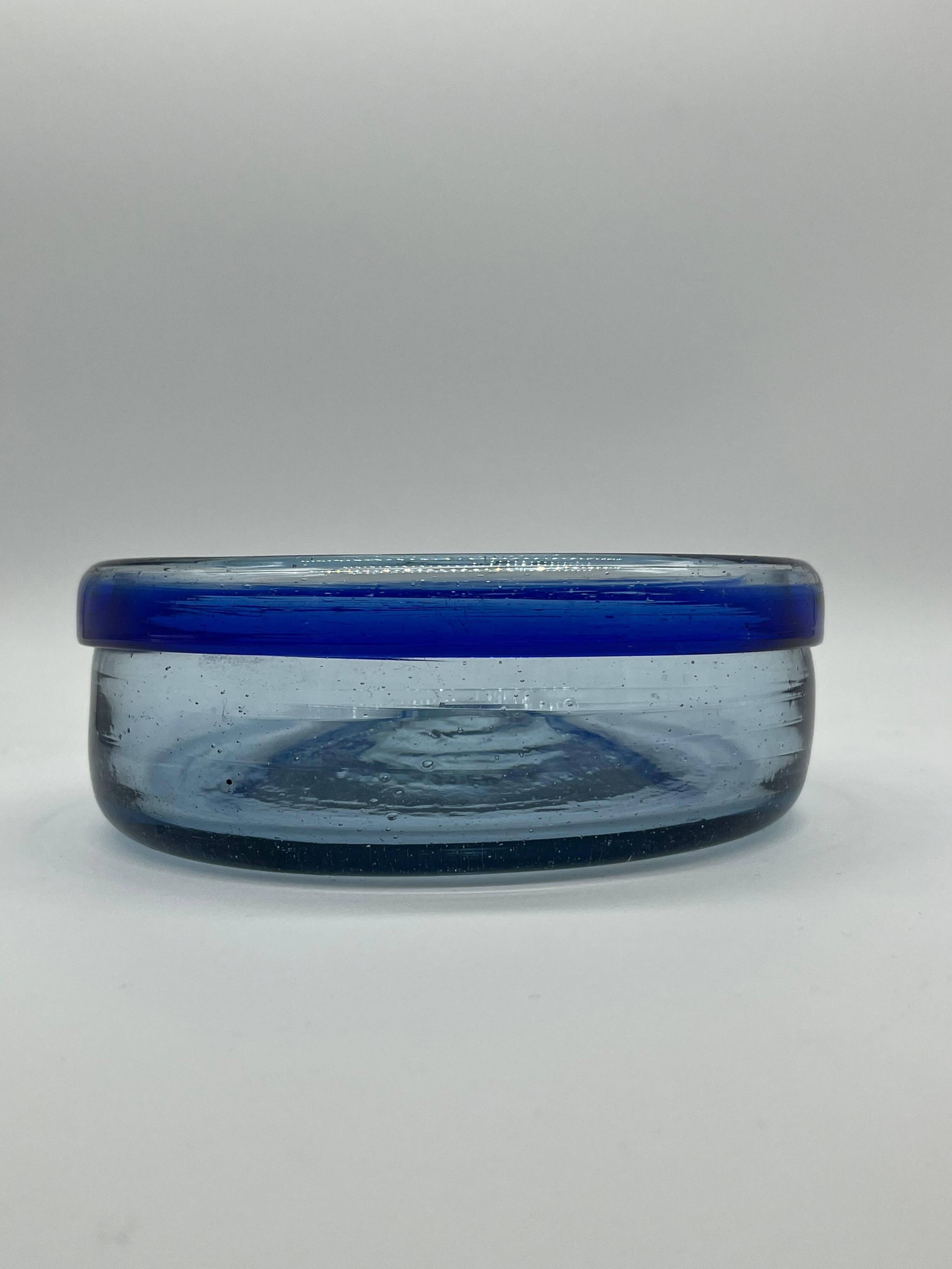 Grand bol décoratif en verre Murano sommerso clair et bleu.