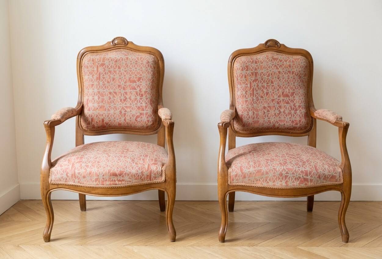 Paire de fauteuils Louis XV en noyer blond