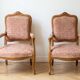 Paire de fauteuils Louis XV en noyer blond