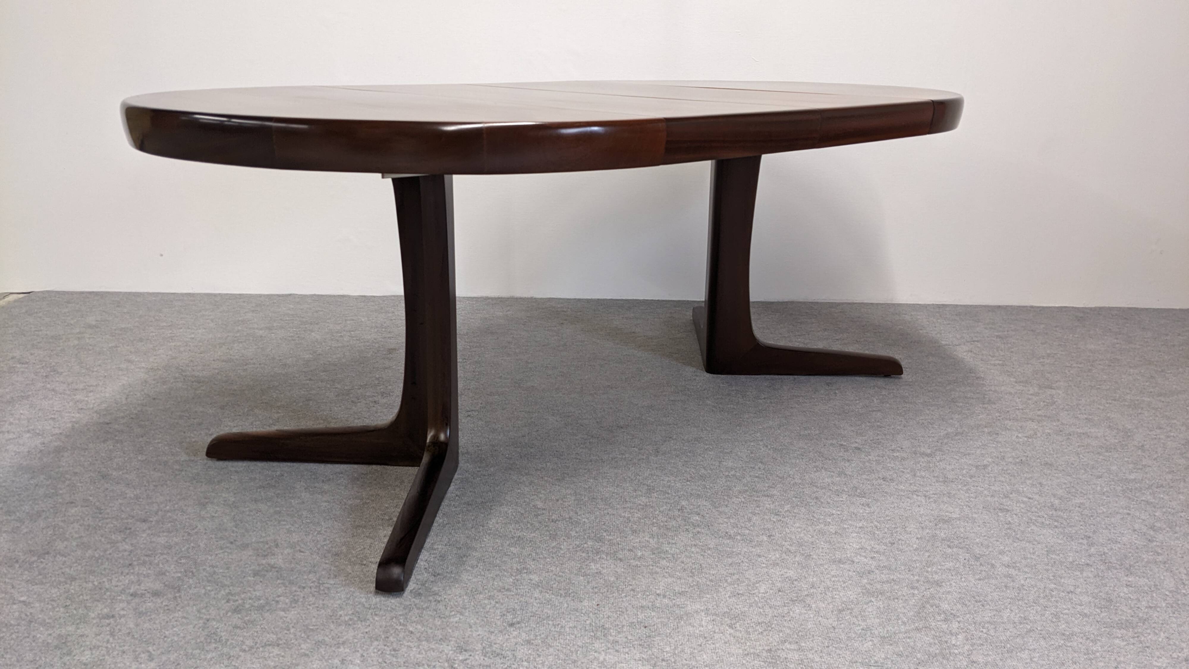 Baumann extendable dining room round table, France circa 1970.