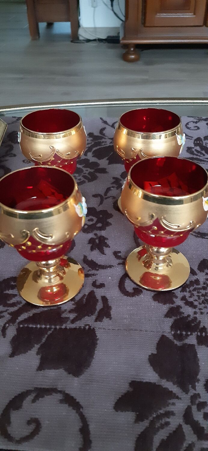 Verres rouges, dorés